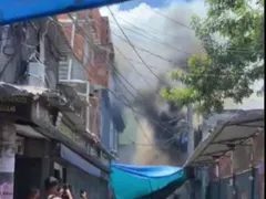 Incêndio atinge quadra de escola de samba no Rio