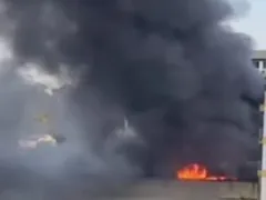 Incêndio destrói loja O Amigão; bombeiros no local
