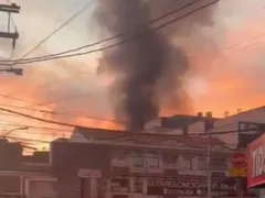 Incêndio destrói prédio comercial na Baixada Fluminense; vídeo