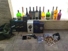 Invasão a mercados de Maricá: polícia apreende carro de luxo, bebidas e arma