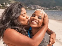 Irmã transforma viagem em homenagem a Juliana Marins