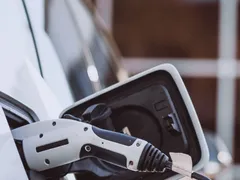 Justiça derruba lei de recarga de carros elétricos em prédios de Niterói