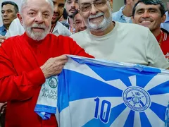 Lula vibra ao receber camisa de escola de samba de Niterói; vídeo