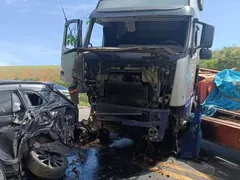 Mãe e filho morrem em acidente entre carro e carreta