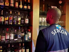 Mais de 20 litros de chope vencido descartado em bares do Rio