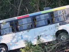 Mais de 30 pessoas ficam feridas em ônibus que tombou no Rio