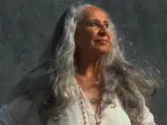 Maria Bethânia anuncia novas datas da turnê de 60 anos