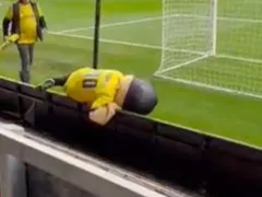 Mascote de time é expulsa de estádio após aparecer bêbada