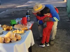 Menino ganha festa de aniversário com garis e vídeo viraliza