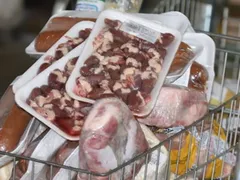 Mercado é flagrado com carcaça e 200 kg de comida podre em Maricá