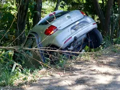 Moto e carro despencam de ribanceira em Niterói