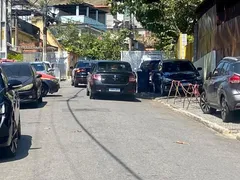 Mulher é encontrada morta em calçada de condomínio em Niterói