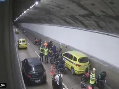 Mulher fica ferida em acidente no túnel Santa Bárbara