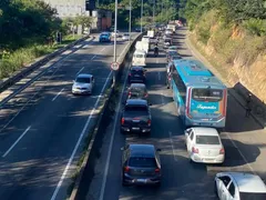 Ninguém passa! RJ-104 parada após acidente em Niterói