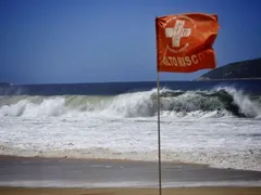 Ondas de até 2,5 metros mudam rotina em praia de Niterói
