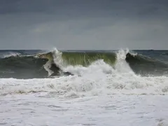 Ondas de até 3,5 metros em praias do Rio