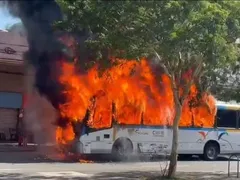 Ônibus em chamas complica trânsito em estrada do Rio