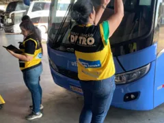 Ônibus são recolhidos às garagens em operação do Detro