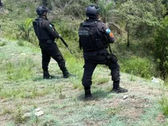 PM se espalha por favelas de Niterói e usa caveirão em caçada a bandidos