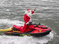 Papai Noel chega de moto aquática e surpreende crianças no Rio
