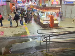 Passageiros enfrentam noite de filas enormes no terminal de Niterói