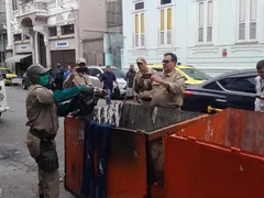 Patos e ganso são encontrados em caçamba de lixo no Rio
