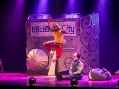 Peça infantil em Niterói aborda ritmo acelerado da vida moderna