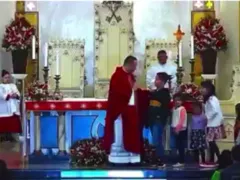 Pedido de criança em missa faz fiéis caírem na risada; vídeo