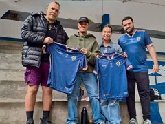 Philippe Coutinho visita clube de Niterói e posa com camisa