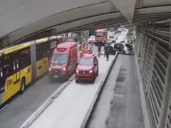 Policial sofre mal súbito ao volante e viatura bate em mureta do BRT