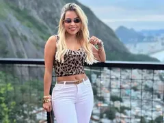 Prefeita viraliza após dançar forró de biquíni; vídeo