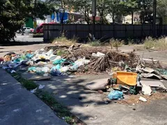 Prefeitura notifica posto abandonado por lixo acumulado em Niterói