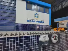 Presa com 30 pistolas que seriam levadas ao Complexo do Alemão