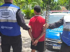 Preso usando lança metálica contra viatura da PM em Niterói