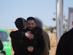 Primeiras imagens dos reféns libertados pelo Hamas são divulgadas