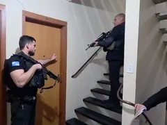 Quadrilha do Rio que fraudava bancos acorda com polícia na porta; vídeo