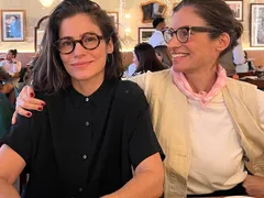 Quem é quem? Apresentadora do JN festeja 53 anos ao lado da irmã gêmea