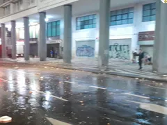 Reboco de prédio cai e provoca interdição de trecho no Rio