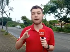 Repórter dá notícia em Libras e emociona a web; vídeo