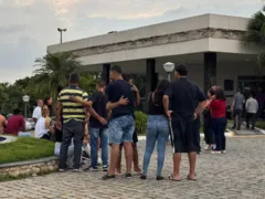 Silêncio marca velório de jovem morto após acidente em Niterói
