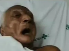 Soneca 'pesada' de idoso de 95 anos assusta família; vídeo