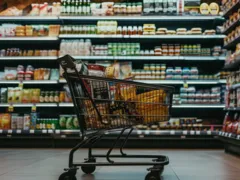 Supermercado com vagas para ensino fundamental e salário acima de R$ 1,7 mil