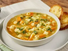 Tá frio? Faça essa sopa rápida, econômica e deliciosa