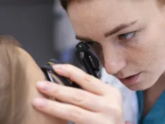 Teste do olhinho: bebês devem repetir exame após o nascimento