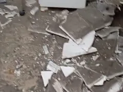 Teto desaba sobre cama de paciente em hospital da PM no Rio; vídeo