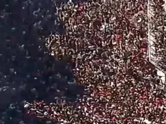 Torcida rubro-negra vibra com jogadores em desfile no Rio