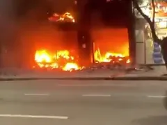 Três pessoas ficam feridas durante incêndio em Copacabana