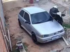 Vídeo: boi solto empurra carro, corre atrás de família e causa destruição