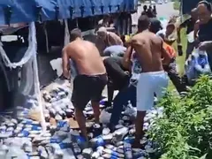 Vídeo: caminhão é saqueado na Avenida Brasil