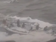 Vídeo: canoas viram durante temporal em praia de Niterói